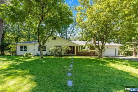 11 Sunset Rd, Demarest, NJ 07627