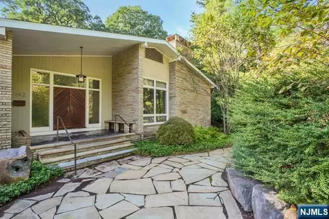 192 Stonehurst Dr, Tenafly, NJ 07670