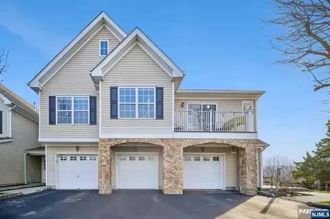 37 Mountainside Dr, Pompton Lakes, NJ 07442