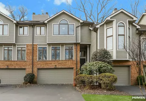 20 Lakeview Dr, Old Tappan, NJ 07675