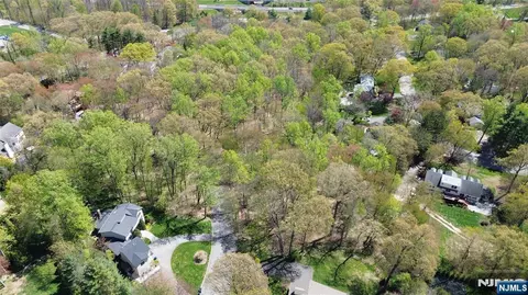 10 Deerfield Dr, Woodcliff Lake, NJ 07677