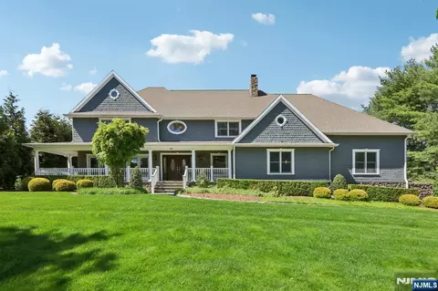 621 Farmdale Rd, Franklin Lakes, NJ 07417
