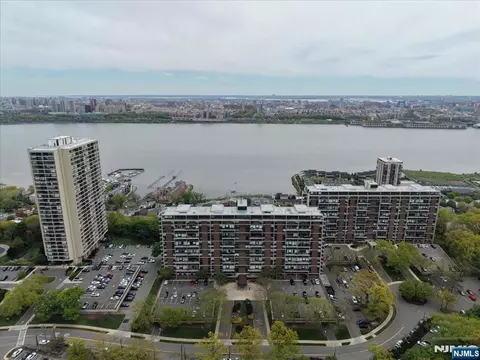2 Horizon Rd #1214, Fort Lee, NJ 07024