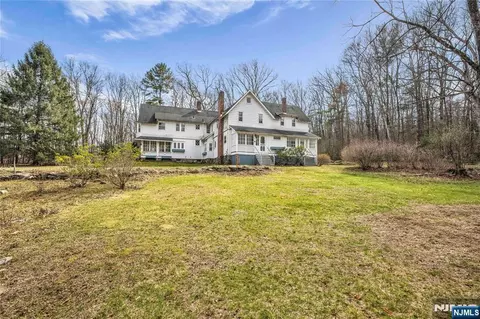 15 Deerhaven Ln, Jefferson Township, NJ 07435