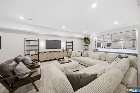 16 Belmont Pl, Oakland, NJ 07436