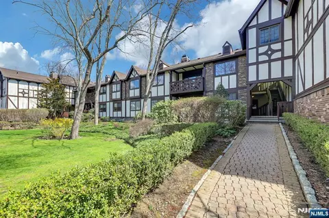 1712 Faulkner Ct, Mahwah, NJ 07430