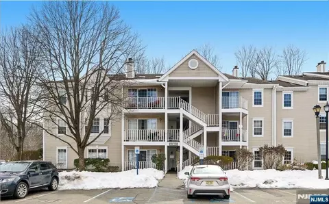 128 Raintree Ln, Mahwah, NJ 07430