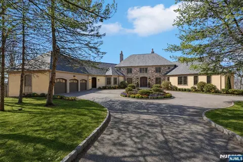 29 Hilltop Rd, Butler, NJ 07405