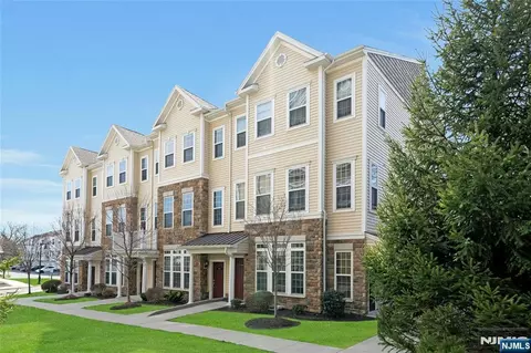 10 Iris Ln #605, Garfield, NJ 07026