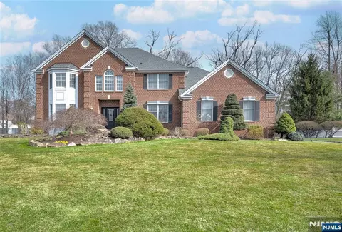 4 Reiher Ct, West Caldwell, NJ 07006