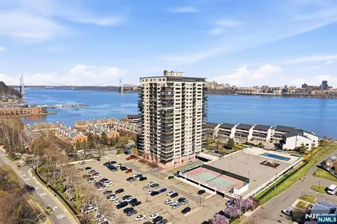 1203 River Rd #1H, Edgewater, NJ 07020