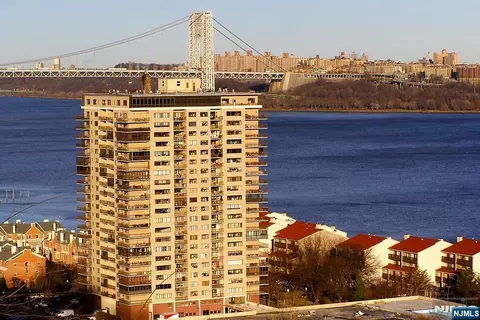 1203 River Rd #1H, Edgewater, NJ 07020