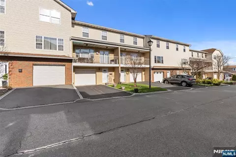 33 Ingraffia Dr, Elmwood Park, NJ 07407