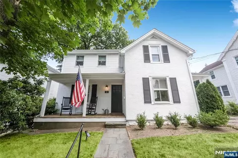 22 Center St, Midland Park, NJ 07432