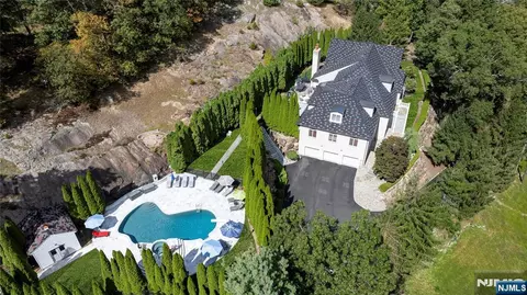 49 Cherokee Ct, Sparta, NJ 07871