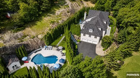 49 Cherokee Ct, Sparta, NJ 07871