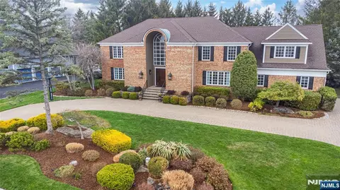 5 Blackberry Ln, Caldwell, NJ 07006