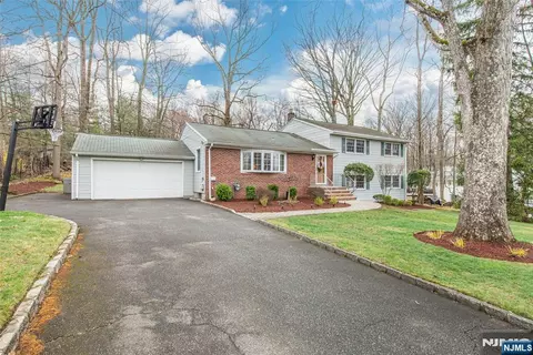 4 Oak Rdg, North Caldwell, NJ 07006