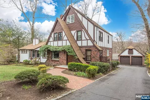 10 Cleveland Rd, Caldwell, NJ 07006