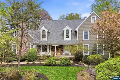 7 Trotters Ln, Mahwah, NJ 07430