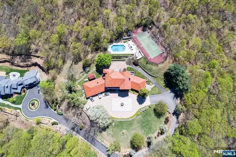 912 Cherokee Ln, Franklin Lakes, NJ 07417