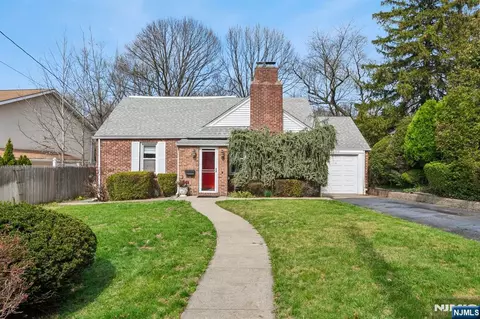 453 Fort Lee Rd, Leonia, NJ 07605