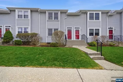 28 Village Dr #303, Hamburg, NJ 07419