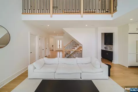 Entry Way - 144 Village Cir, Paramus, NJ 07652 photo 3 of 10