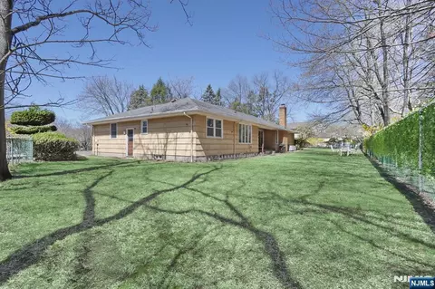 Exterior - 7 Tufts Ct, Paramus, NJ 07652 photo 4 of 7