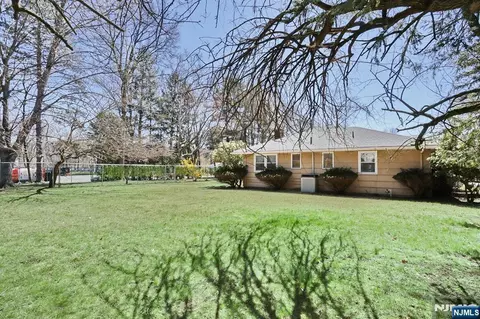 Exterior - 7 Tufts Ct, Paramus, NJ 07652 photo 5 of 7