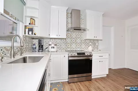 Kitchen - 7 Tufts Ct, Paramus, NJ 07652 photo 5 of 6