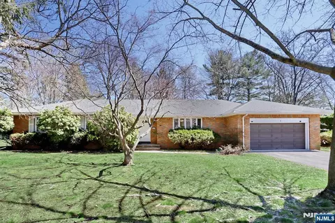 7 Tufts Ct, Paramus, NJ 07652