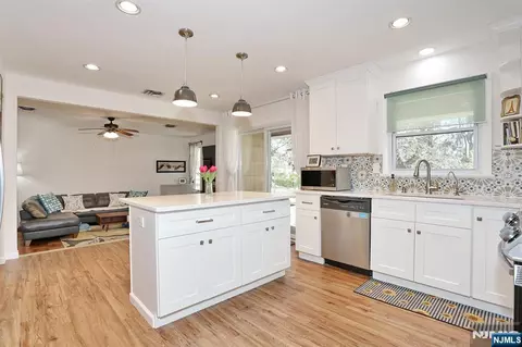 Kitchen - 7 Tufts Ct, Paramus, NJ 07652 photo 3 of 6