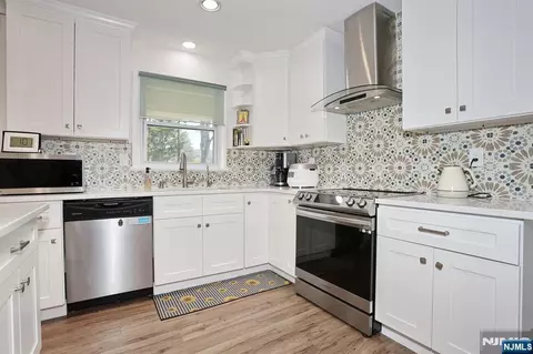 Kitchen - 7 Tufts Ct, Paramus, NJ 07652 photo 2 of 6