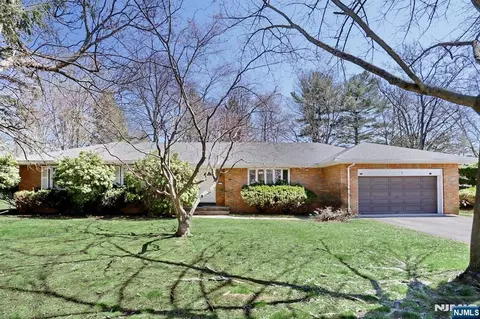 7 Tufts Ct, Paramus, NJ 07652 photo 1