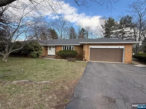 7 Tufts Ct, Paramus, NJ 07652