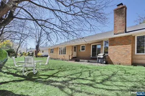 Exterior - 7 Tufts Ct, Paramus, NJ 07652 photo 6 of 7