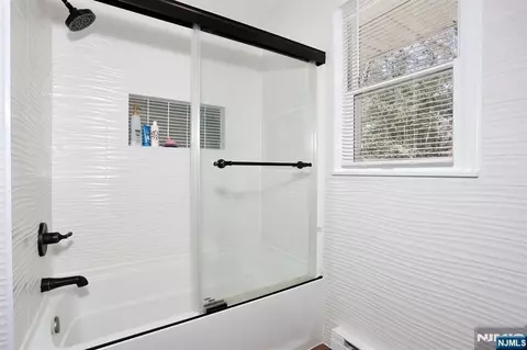 Bath - 7 Tufts Ct, Paramus, NJ 07652 photo 4 of 6