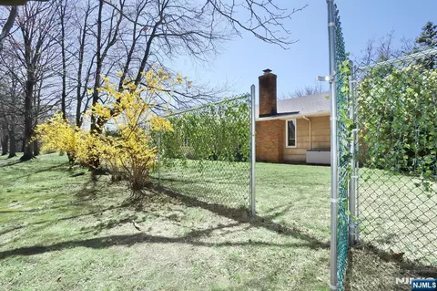Exterior - 7 Tufts Ct, Paramus, NJ 07652 photo 7 of 7