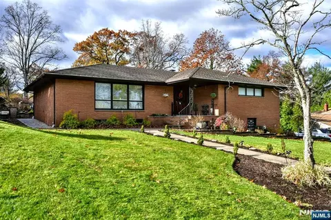 7 Jefferson Pl, Wayne, NJ 07470