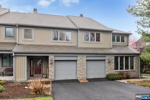276 Great Smokey Ln, Mahwah, NJ 07430