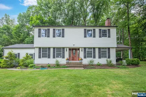 61 Heatherhill Ln, Woodcliff Lake, NJ 07677