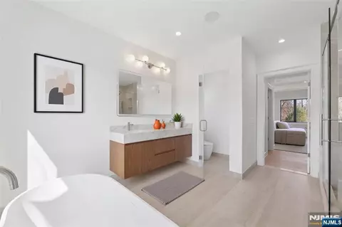 Bath - 228 Spring Valley Rd, Paramus, NJ 07652 photo 3 of 8