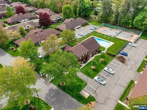 22 Tamaron Dr # -1, Waldwick, NJ 07463
