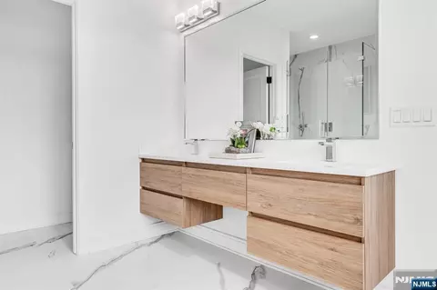 Bath - 28 Skye Dr, Paramus, NJ 07652 photo 2 of 3