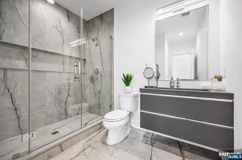Bath - 28 Skye Dr, Paramus, NJ 07652 photo 3 of 3