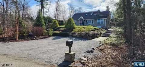 426 E Lake Shore Dr, Highland Lakes, NJ 07422