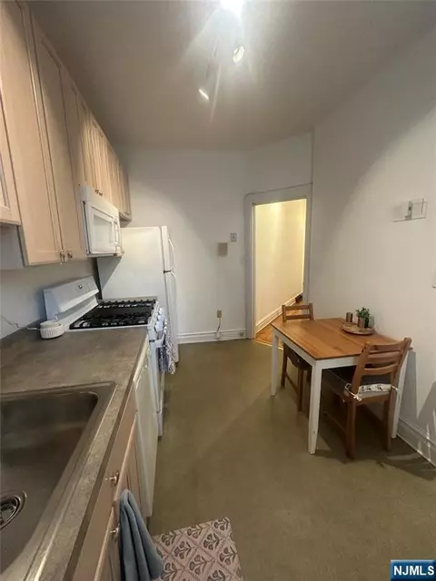Kitchen - 303 Hamilton Pl #B4, Hackensack, NJ 07601 photo 2 of 2