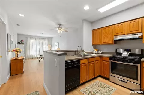 189 Forest Ave #108, Paramus, NJ 07652 photo 10