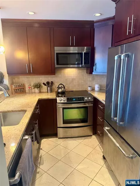 102 Nelson Ct #O102, Edgewater, NJ 07020